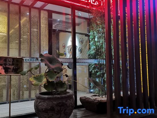 Линьи: Pineapple Hotel