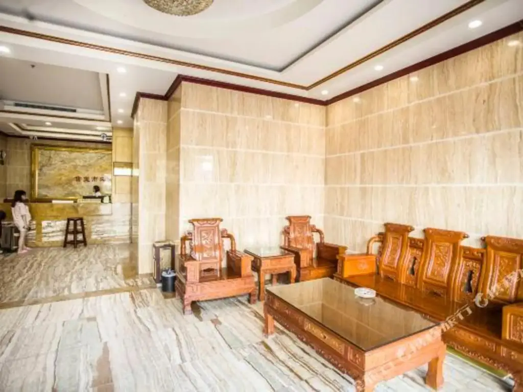 Маоминг: Binke Zhijia Business Hotel(Xinyi bus terminal store)