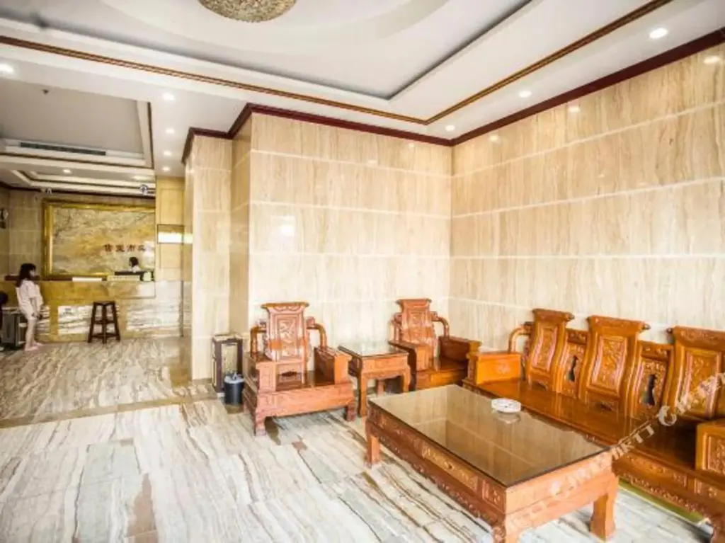 Маоминг: Binke Zhijia Business Hotel(Xinyi bus terminal store)