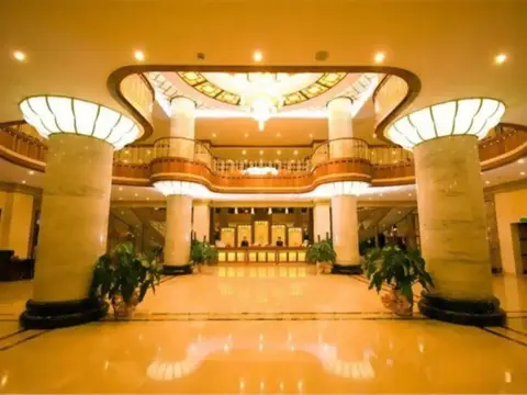 Golden Phoenix Hotel — фото 1