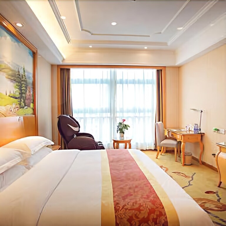 Лешан: Vienna International Hotel (Leshan High-speed Railway Station)