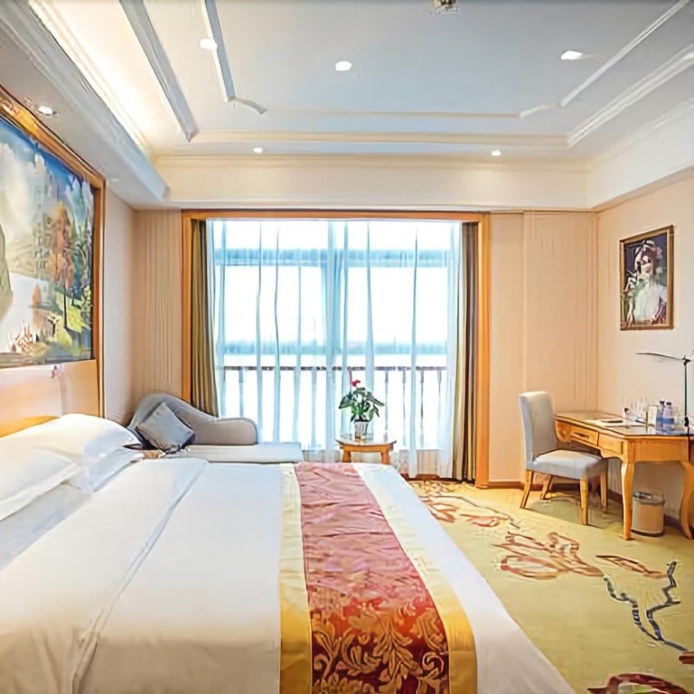Лешан: Vienna International Hotel (Leshan High-speed Railway Station)