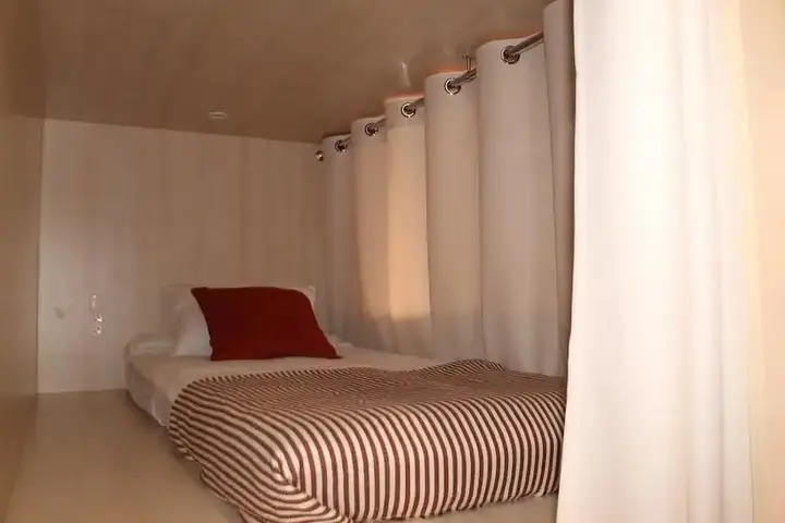 Москва: Dad&Cat Capsule Hotel