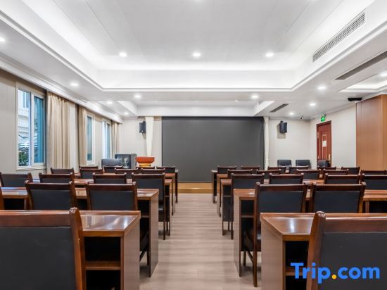 Чунцин: Yifeng Hotel (Wenli College Honghe Campus Store)