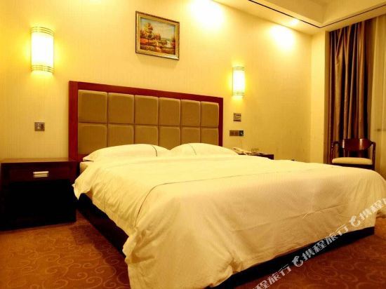 Хецзе: Huasheng New Town Hotel (Caoxian Zhuangzhai Industrial Park Branch)