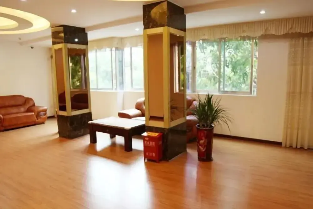 Мейчжу: Yipin Business Hotel (Meizhou Municipal Government)