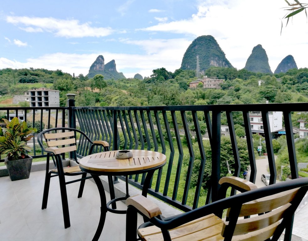 Яншо: The Bamboo Leaf Yangshuo