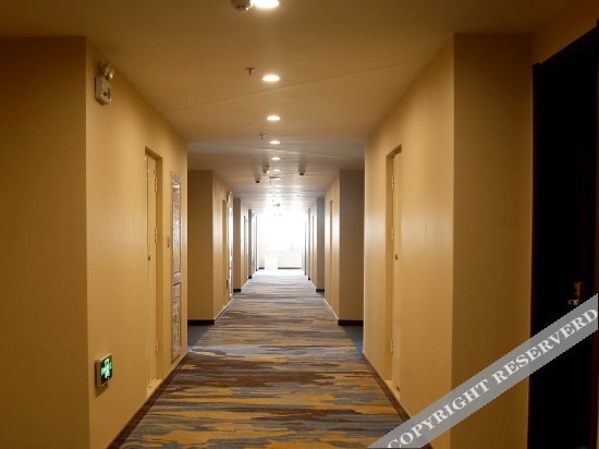 Чжунвэй: Cloud Holiday Hotel