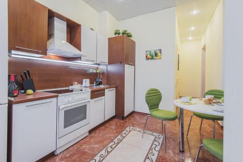 Москва: GMApartments in Stalin's Skyscrapper