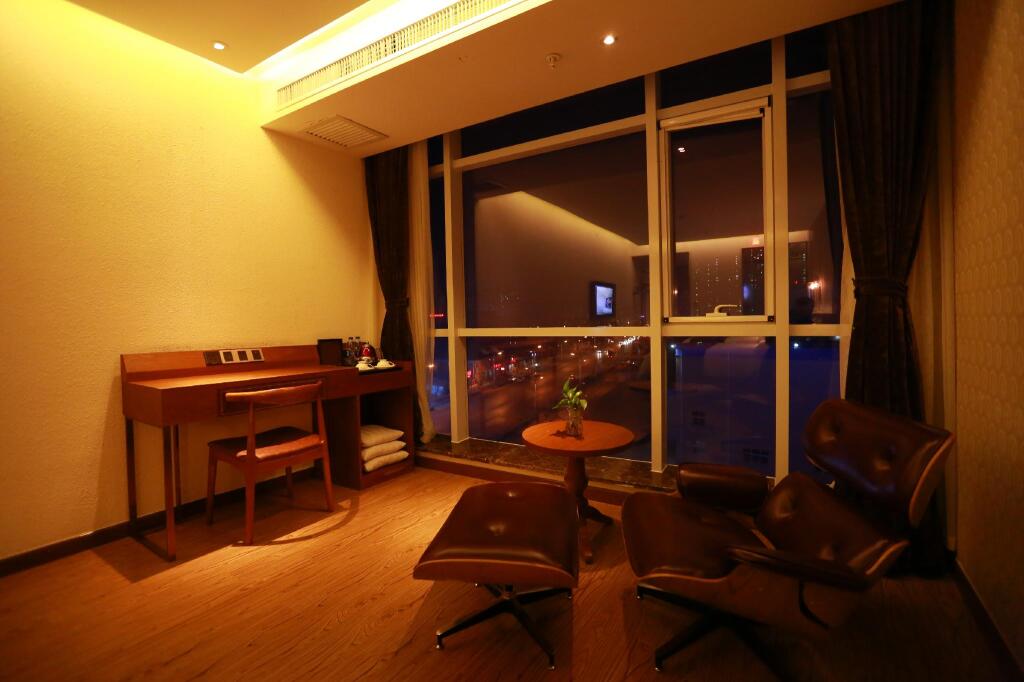 Циньхуандао: James Joyce Coffetel Qinhuangdao Railway Station