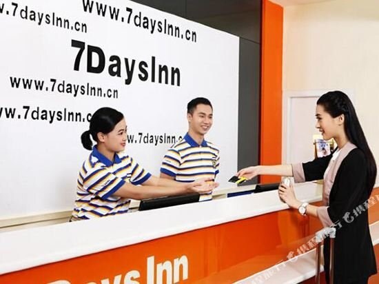 7 Days Inn (Wuhan Youyi Road Light Rail Station) — фото 1