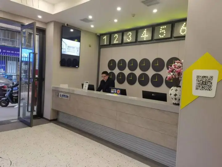 Ухань: 7 Days Inn (Wuhan Youyi Road Light Rail Station)