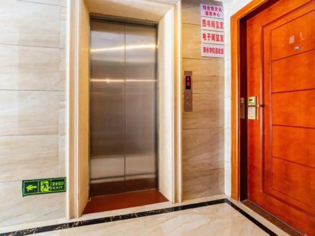 Маоминг: Dubai eight star hotel (Maoming people's Hospital high speed railway station store)