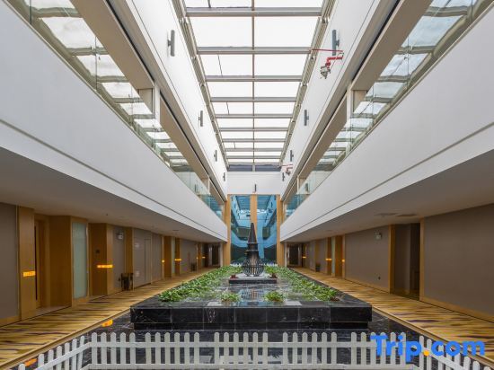 Хэфэй: Ruineng CEO International Hotel (Hefei South Railway Station Leijie  Street)