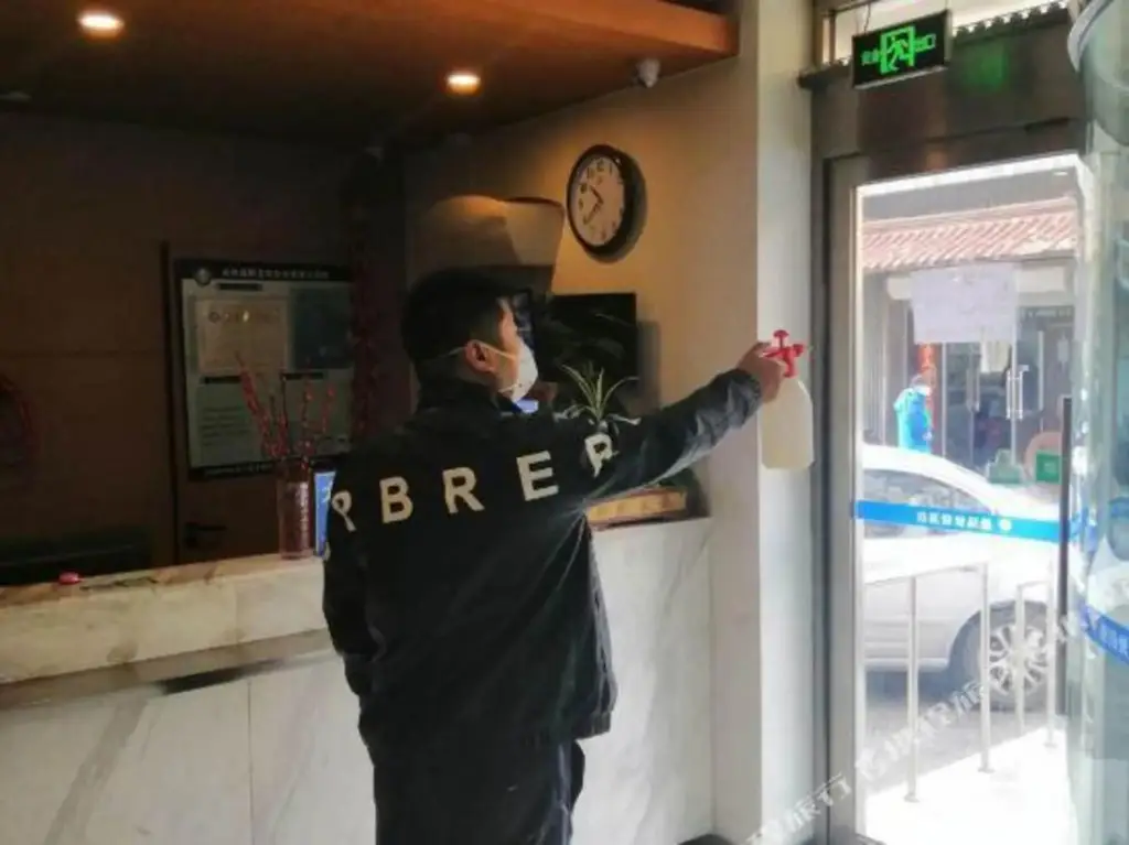 Далянь: Dehong Express Hotel (Dalian Harbour Plaza Subway Station)