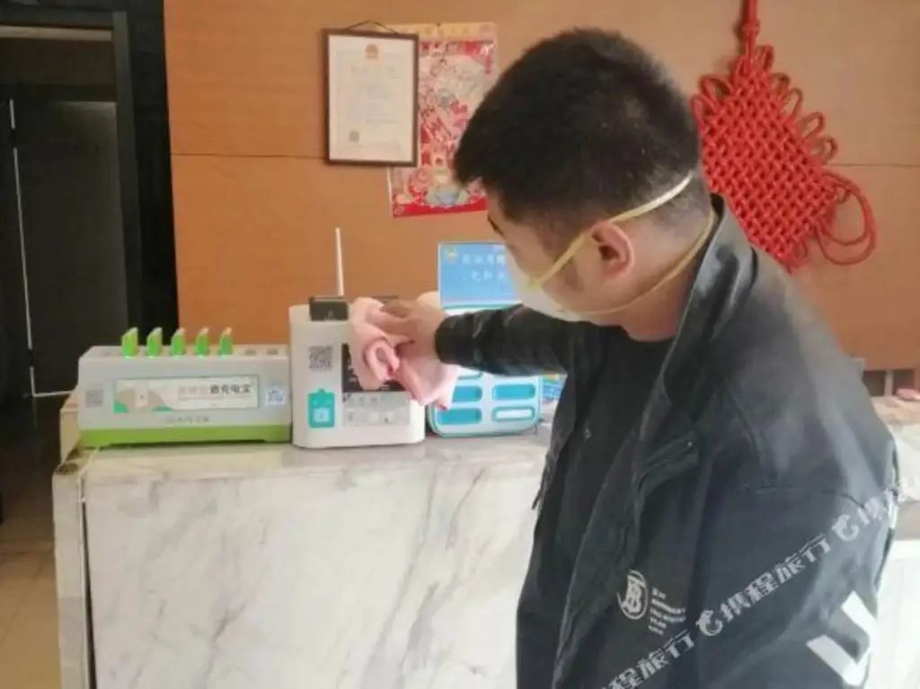 Далянь: Dehong Express Hotel (Dalian Harbour Plaza Subway Station)
