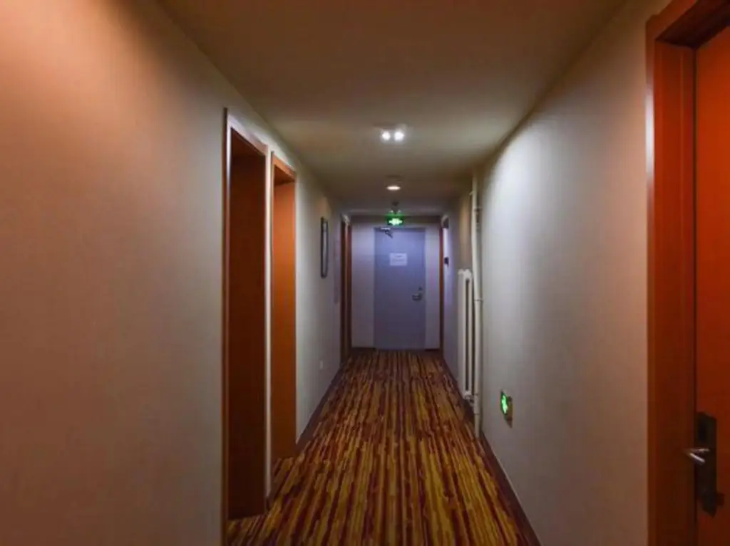 Далянь: Dehong Express Hotel (Dalian Harbour Plaza Subway Station)