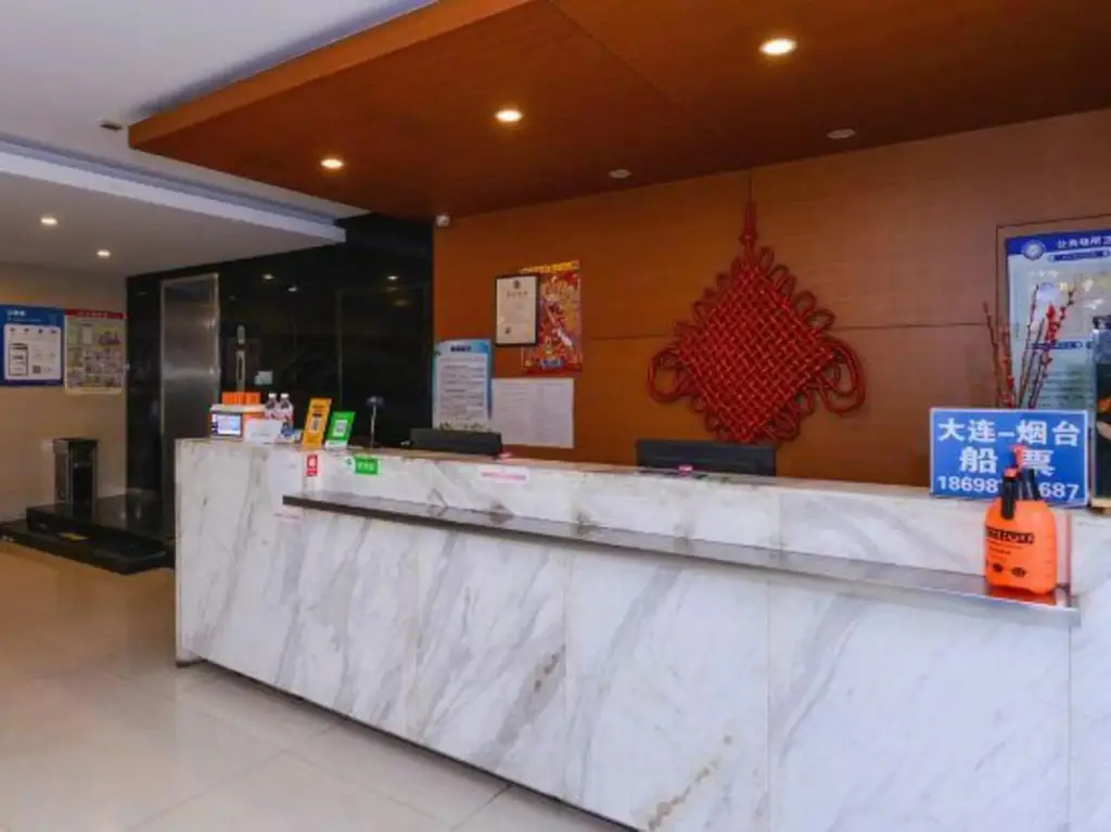 Далянь: Dehong Express Hotel (Dalian Harbour Plaza Subway Station)