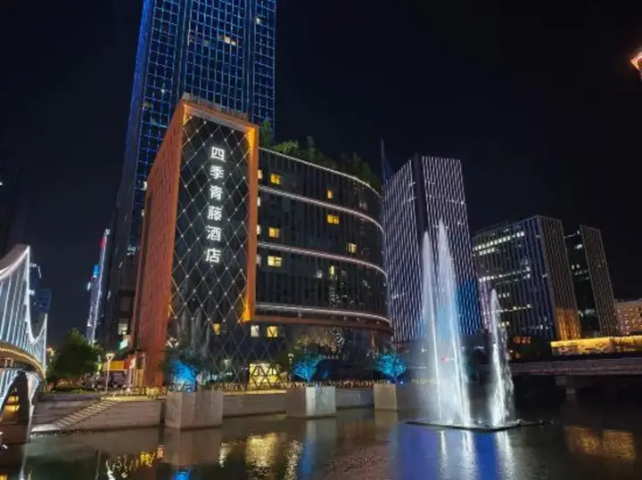 Нинбо: Four Seasons Qingteng Hotel (Ningbo South CBD Romon Universal City)