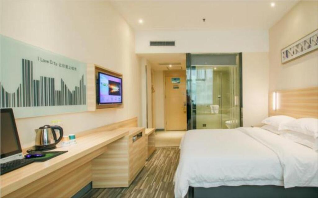 Ухань: Yijia Business Hotel (Wuhan Optics Valley Plaza Yangjiawan Subway Station Branch)