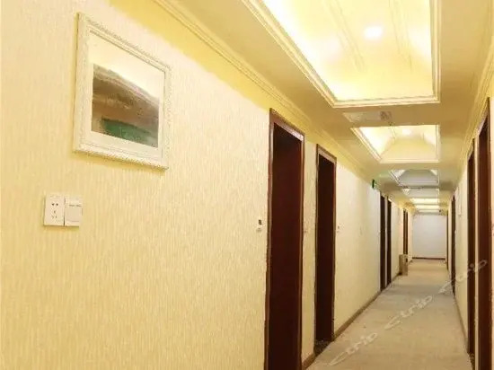 Чэнду: Chenyue Hotel (Chengdu Southwest University of Finance and Economics Subway Station)