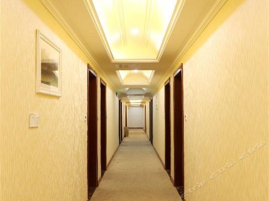Чэнду: Chenyue Hotel (Chengdu Southwest University of Finance and Economics Subway Station)