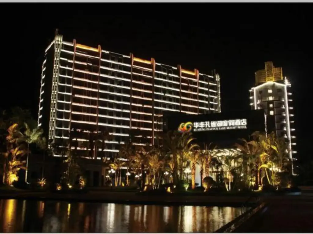 Huafeng Peacock Lake Hotel & Resort — фото 1