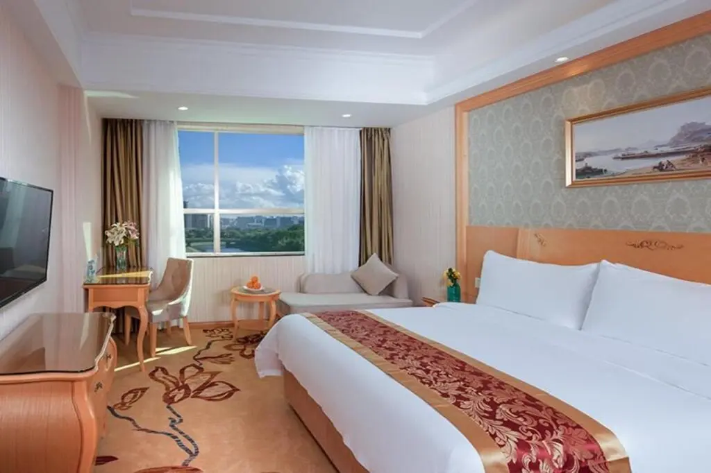 Шэньчжэнь: Vienna Hotel (Shenzhen Guanlan Changhu Metro Station) )