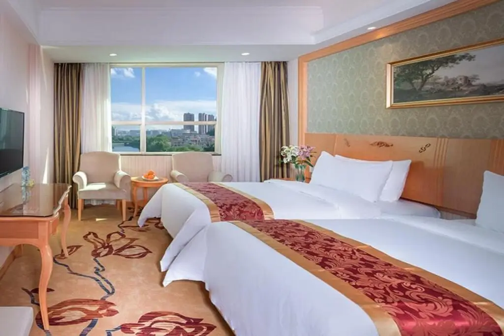 Шэньчжэнь: Vienna Hotel (Shenzhen Guanlan Changhu Metro Station) )
