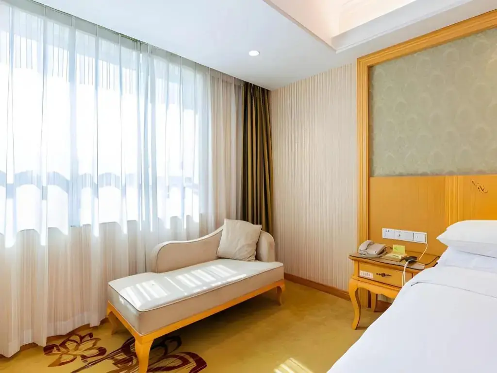 Шэньчжэнь: Vienna Hotel (Shenzhen Guanlan Changhu Metro Station) )