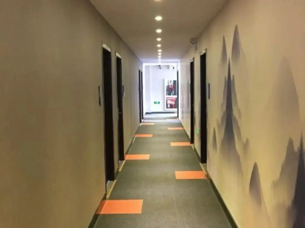 Цзясинь: Junyi Chain Hotel (Haiyan Qiyuan Chengbei East Road)