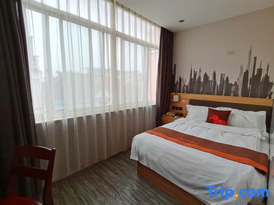 Цзясинь: Junyi Chain Hotel (Haiyan Qiyuan Chengbei East Road)