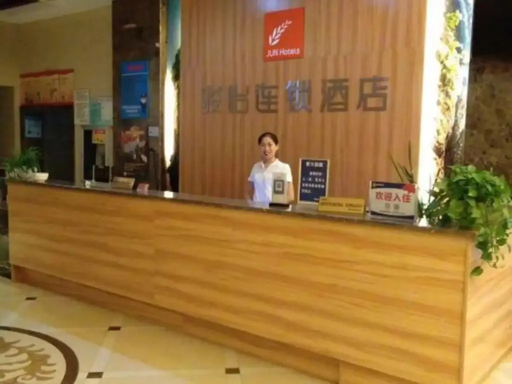 Цзясинь: Junyi Chain Hotel (Haiyan Qiyuan Chengbei East Road)