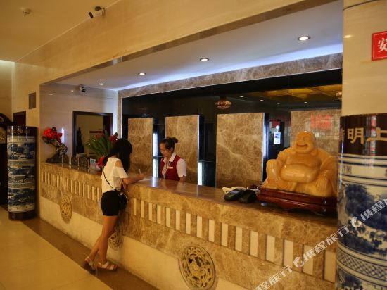 Golden Dragon Hotel — фото 1