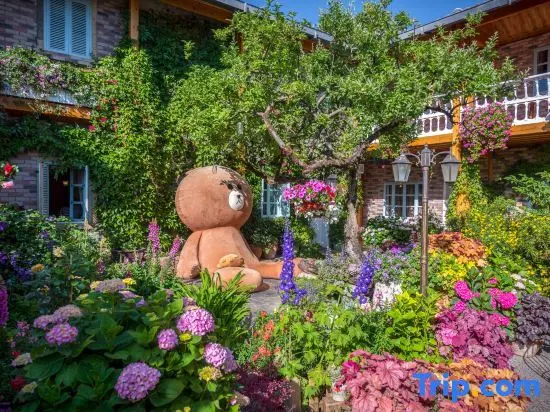 Лицзян: GUANXIN · Half a Mile | Monet Garden Inn Monet Garden