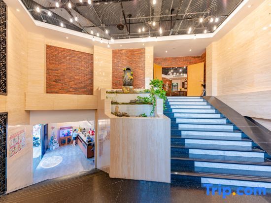 Happy Time Hotel (First Pier of Zhongshan Road Pedestrian Street) — фото 1