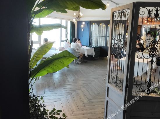 Ухань: Kongbai Zaowu River-view Holiday Hotel