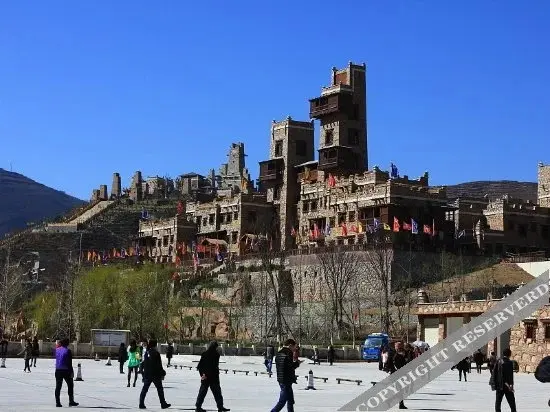 Фэньи: Qiangwang Guanzhai Qiangwenhua Theme Hotel