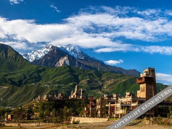 Фэньи: Qiangwang Guanzhai Qiangwenhua Theme Hotel