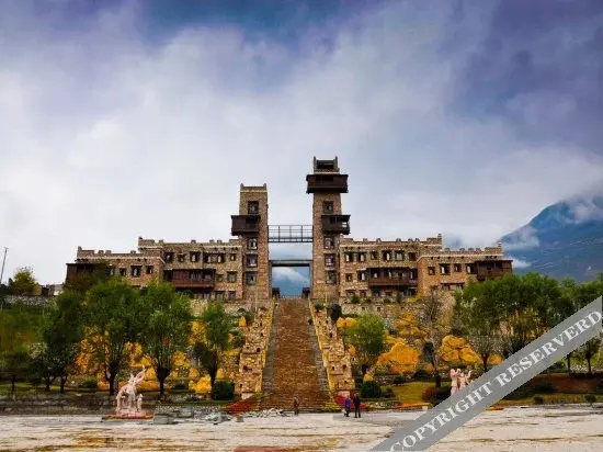 Фэньи: Qiangwang Guanzhai Qiangwenhua Theme Hotel