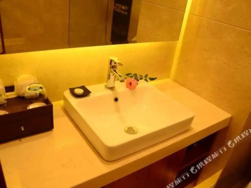 Phoenix Hot Spring Holiday Hotel — фото 1