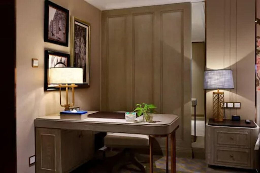 Чэнду: Bvstin Hongnan Hotel (Chengdu Hongpailou Metro Station)