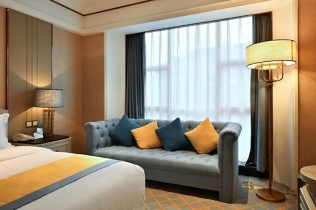 Чэнду: Bvstin Hongnan Hotel (Chengdu Hongpailou Metro Station)