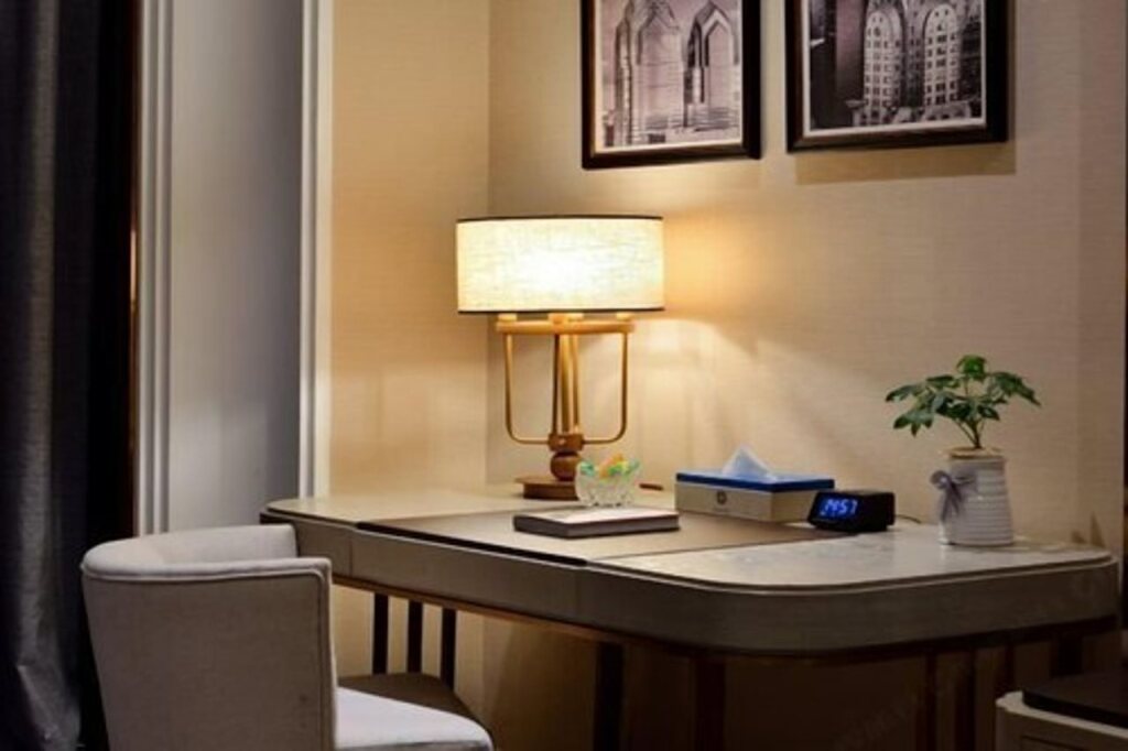 Чэнду: Bvstin Hongnan Hotel (Chengdu Hongpailou Metro Station)