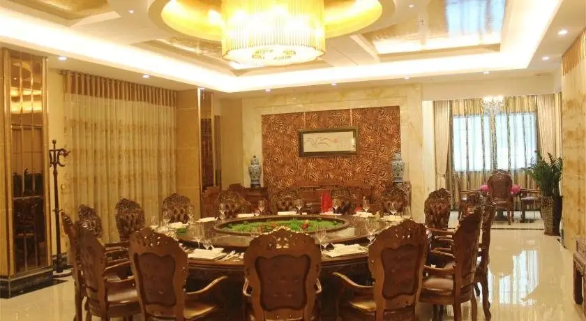 Маоминг: Vienna International Hotel