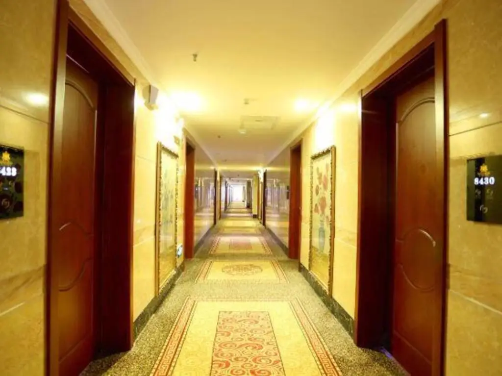Улан-Хото: Boston Hotel