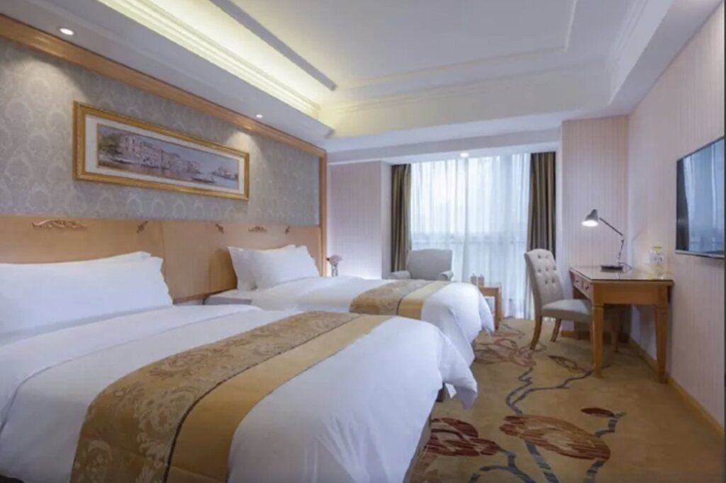 Чэнду: Vienna Hotel (Chengdu Chunxi Road Lijiatuo Metro Station)