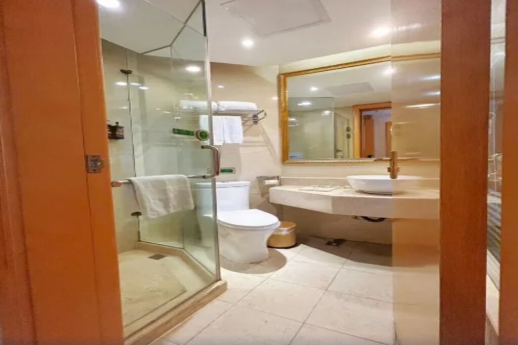Чэнду: Vienna Hotel (Chengdu Chunxi Road Lijiatuo Metro Station)