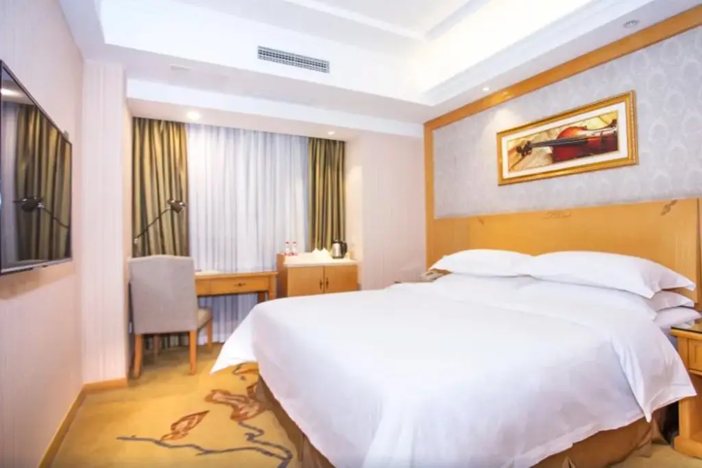 Чэнду: Vienna Hotel (Chengdu Chunxi Road Lijiatuo Metro Station)