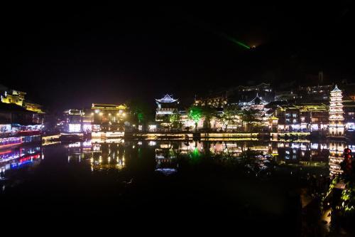 Сянси: Fenghuang Lanqiju River View Stilt House B&B